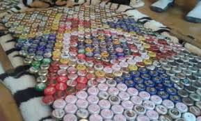 Magnetwand Aus Kronkorken Holzplatte Und Vielen Vielen Nageln Kronkorken Diy Geschenke Basteln Geschenke Basteln