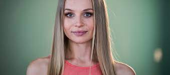 Born iszak eszter on 8th november, 1987 in budapest, hungary, she is famous for hungary's next top. Velvet Gumicukor Iszak Eszter Lehet Hogy Ez A Korral Amugy Is Jott Volna