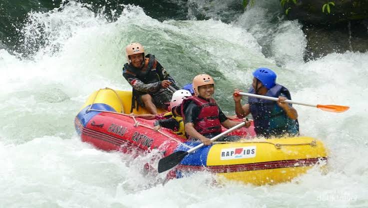 Rekomendasi 3 Tempat Rafting di Bandung, Menantang!