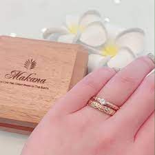 ハワイアンジュエリー結婚指輪 マカナ on instagram makana hawaiian 婚約指輪とハワイアンジュエリーの重ねづけ一例 東京 神奈川など首都圏での取り扱いは jkplanet jewelry jkplanet銀座店 jkplanet表参道店 になり 結婚指輪 指輪 マカナ