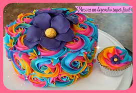 En este video tutorial, aprenderemos a preparar el buttercream o crema de mantequilla para pasar decorar nuestros cupcakes o pasteles con hermosas flores. Como Decorar Un Bizcocho Pastel Y Cupcakes Facil Con Flores De Frosting De Colores Youtube