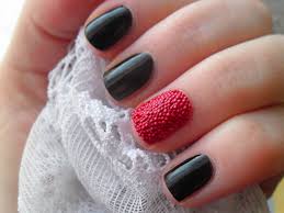 Najděte stock snímky na téma pěstěné fialové nehty nehty art design. Cerno Cervene Nehty