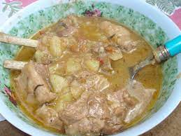 Eu prefer friptura gatita cat mai simplu cu putinta, asa ca in fiecare an fac reteta pe care o face tatal meu (tot de la tati am o minunata reteta de friptura de miel cu sos si o friptura de miel la ceaun, promit sa le postez in curand) cu mici modificari. Tocanita La Ceaun Cu Carne De Miel ArtÄƒ È™i Savoare