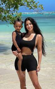 We don't know why the keeping up with the kardashians star decided to shake up social media all of a sudden with this photo series showing off her amazing body, but we wonder what pushed this celeb to break the internet at the beginning of the week. Fotos Von Kim Kardashian S 2021 Spring Break Vacation E Online Deutschland