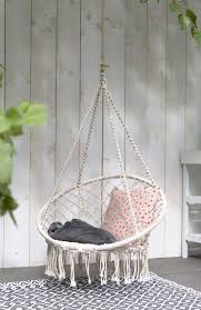 karwei schommelend in een hangstoel vergeet je bijna dat je in je eigen achtertuin vertoeft don t you l macrame hanging chair hanging chair macrame hanging