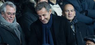 Photo Nicolas Sarkozy Gate Pour Son 64e Anniversaire Les Joueurs Du Psg Lui Ont Offert Un Maillot Dedicace Nicolas Sarkozy Sarkozy Psg