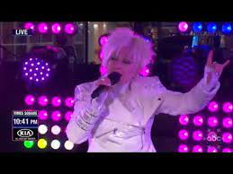 Still, if nothing else, the performance got twitter talking. Cyndi Lauper Delivers Awful New Years Eve Performance On Stage On National Tv Youtube