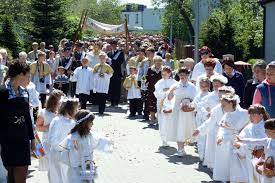 W uroczystość bożego ciała nie łączymy procesji eucharystycznych (kwestia dotyczy szczególnie dużych aglomeracji) w ramach kilku. Boze Cialo 2021 Czy W Tym Roku Beda Procesje Komunikacja Spoleczna