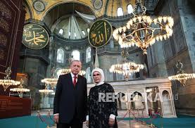 Abdee negara is loyal to those he loves. Ibu Negara Turki Termasuk 10 Muslim Berpengaruh Di Dunia Republika Online