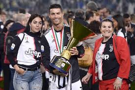 Georgina rodriguez, ünlü rus model irina shayk'tan sonra ronaldo'nun fifa yılın en i̇yileri ödül törenine getirdiği ikinci sevgilisi oldu. Fans Think Cristiano Ronaldo S Girlfriend Georgina Has Hinted Pregnancy Dublin S Fm104