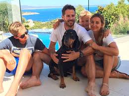 Eternal singer, louise and premiership footballer, jamie redknapp have been married for 16 years and have 2 young children together. Family Facts For Louise Redknapp And Ex Husband Jamie Madeformums