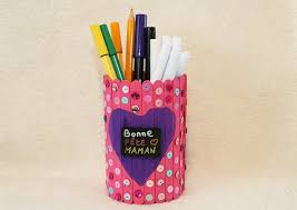 Comment fabriquer un pot à crayons personnalisé à l'occasion de la rentrée scolaire avec un enfant dès 6 ans? Diy Fete Des Meres Fabriquez Un Pot A Crayons Ou A Maquillage Magicmaman Com