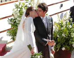 La modelo y actriz ha explicado que el torero no invitó a su hija lucía a la boda. Diamantes Y 12 Botones Los Detalles De La Boda De Eva Y Cayetano