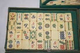 Con una baraja de tarjetas con dibujos, para que los el juego contiene 1 mantel, 1 olla, 4 platos hondos, 4 cucharas de colores, 44 bolas de colores con letras y 21 fichas con palabras. Magnifico Juego Mahjong Chino Fichas De Hue Verkauft In Auktion 34191081