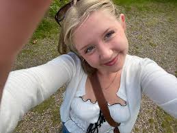 Hej! Jag söker boende från slutet på november (ev tidigare i nov)  tillsvidare/minst 6 månader. Jag söker främst egen lägenhet (budget 7000)  men finns det några snälla tjejer i min ålder (20-25)