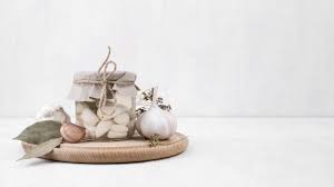 طريقة استخدام زيت الثوم للشعر 10 نصائح لأفضل النتائج Place Card Holders Jar Place Cards