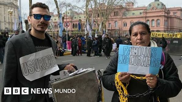 Más de 20 millones de argentinos están endeudados y 6 millones en mora,  reflejando una profunda crisis económica en el país. 💸 Ciudadanos  afectados han marchado exigiendo soluciones y refinanciamiento, ante la