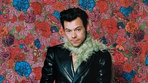 Harry styles completed his gucci look for his grammys performance with heeled boots and numerous rings. Xyye4xcn4n41fm