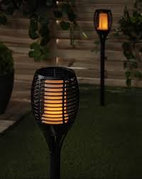 9 Idees Gifi Pour Preparer Le Jardin Pour Les Beaux Jours Table De Jardin Jardins Solaire