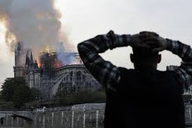 Les pompiers, les services de santé sont mobilisés pour secourir les deux victimes. Notre Dame De Paris Les Reactions A L Etranger