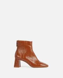 Son élégante couleur noire associée à un cuir vernis de qualité et sa fermeture éclair sur le coup de pied en font des bottines au style rétro remarquable. Bottines Vernis Femme Et Boots Vernies Minelli