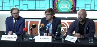In de ideale wereld draagt presentator jan jaap van der wal sinds kort kostuums van de gentse kledingzaak lost in pablos. De Ideale Wereld Stelt Flip Kowlier Voor Als Gezicht Van De Nieuwe Huisband Tv Hln Be