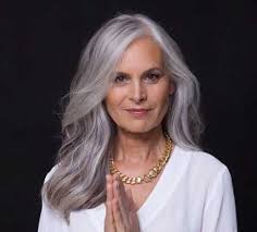Das problem bei langen haaren ist, dass sich die locken leicht aushängen, weil sie zu schwer sind. Total Schicke Frisuren Fur Altere Frauen Altere Frauen Frisuren Schicke Total Long Gray Hair Silver Grey Hair Long Hair Women