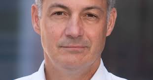 Hij wordt de baas van 23.000 mensen wereldwijd bij de VN. Alexander De Croo  ruilt Brakel binnenkort voor New York (en daar mag wat tegenover staan)