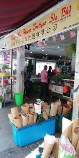 This famous street cuts through jalan pudu and jalan sultan with various hotels in kuala lumpur like swiss petaling street is the shoppers' paradise if you want to bargain your way to some cheap things. Alialisakreatif By Kolin Zainal Borong Bunga Segar Di Petaling Street