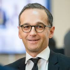 Und die dauertwitternde berliner staatssekretärin, deren geltungsbedürfnis allenfalls gelegentlich von der peinlichkeit getoppt wird, die mit ihren einlassungen einhergeht. Aussenminister Heiko Maas Mit Glamour Frau Ins Kanzleramt Politik