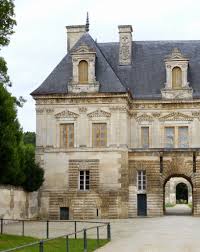 Doté d'une terrasse et d'une connexion le petit chateau. Chateau De Tanlay Xvieme Xviiieme Siecles Le Batiment D Entree Dit Le Petit Chateau Detail House Styles Photo L Mansions