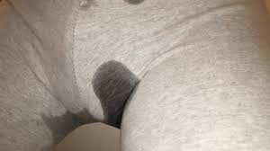 Девушка описалась в штаны, а подруга засняла всё на камеру