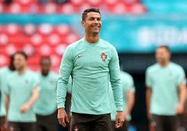 Cristiano ronaldo was far from pleased to see two bottles of coca cola in front of him as he sat for his press conference on monday. 3figvsqekvj8km