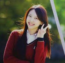 21 Pretty Female K Pop Idols Graduation Photos From 3rd Generation Kpopthing Graduation Photos Childhood Photos High School Graduation Photos