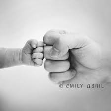 Newborn Dad Fist Bump Such A Cute Newborn Baby Photo With Dad Baby Boy Newborn Pictures Newborn Baby Photos Dad Baby