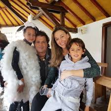 Hacer un vallenato para todos mis amigos de allá por esas tierras que se llevaron mis pasos que ahora. Carlos Vives Auf Twitter Hoy Se Anticiparon Las Novenas En El Colegio De Nuestros Hijos Y Un Pesebre Vivo Aca Con Mi Oveja Favorita Ven Ven Ven Elenavives Familia Https T Co 8xxuiohck0