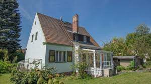 Hier finden sie grundstücke vieler immobilienportale und durch die einfache & schnelle grundstückssuche mit intuitiven filtermöglichkeiten ist das ziel traumgrundstück zum greifen nah. Verkauft Haus Kaufen Brandenburg Immobilienmakler Berlin Brandenburg Youtube