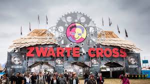 Zwarte cross een feest met muziek, motorcross, stunts, humor, theater en spektakel. Zelfs Na Achttien Bier Was Zwarte Cross Niet Grappig Oneworld