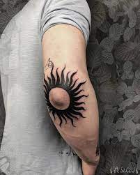 A Regiao Do Cotovelo E Uma Das Mais Doloridas Para Fazer Uma Tatuagem Confiram As Outras Partes Do Corpo Igualmente Dolorida Elbow Tattoos Tattoos Sun Tattoos
