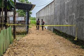 Ereka datang ke sana emang untuk menelepon orang mati. 5 Fakta Sosok Sumani Yang Diduga Bunuh Seniman Anom Datang 2 Kali Dan Dikenal Anak Korban Halaman All Kompas Com