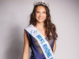 Sophie Baley got to a nice apartment complex-private moments captured