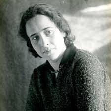 Ce mensonge constant n'a pas pour but de faire croire au peuple un  mensonge, mais de s'assurer que plus personne ne croit plus rien. Un peuple  qui ne peut plus distinguer la