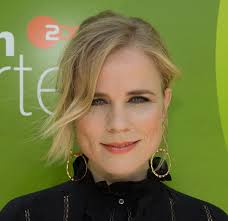 Wegen schmerzen im rechten fuß musste die sängerin bereits eine show aussetzen. Ilse Delange Wikipedia