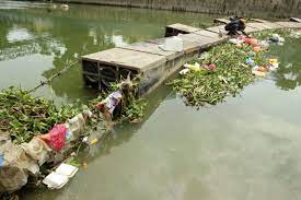 Sampah yang didominasi plastik menumpuk dan hampir memenuhi seluruh aliran sungai. Sampah Di Sungai Salah Satu Punca Krisis Air Semasa Mstar