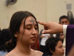 DE DONDE VIENEN LOS MIERCOLES DE CENIZA Y QUE SIGNIFICA LA CRUZ Antes, la  tradición de la ceniza en la frente de los católicos al iniciar la Cuaresma  se dejaba hasta por