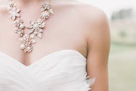 Deve indossare gioielli in oro, preferibilmente bianco ma vanno . Gioielli Per La Sposa Gioielli Preziosi E Semipreziosi