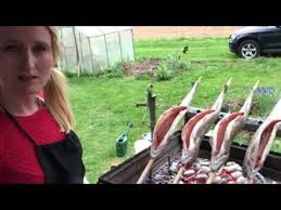 Steckerlfisch Grillen Besser Als Auf Jedem Volksfest Warum Das Seht Ihr In Diesem Blogpost Sowie Dem Dazugehorigen Vid In 2020 Steckerlfisch Grillen Fisch Gegrillt