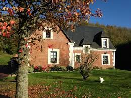 Bathrooms include bathtubs or showers with jetted bathtubs and hair dryers. Gastezimmer Le Petit Chateau Gastezimmer Willeman