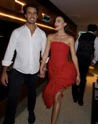 Alexandre Negrão e Elisa Zarzur reatam namoro após quatro meses e vão à  festa