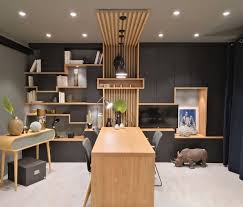 Une armoire de bureau basse est un meuble de rangement qui convient aux personnes qui souhaitent accéder à leurs affaires, sans avoir à se lever systématiquement. Meubles Sur Mesure En 2020 Meubles Sur Mesure Mobilier De Salon Meuble Rangement
